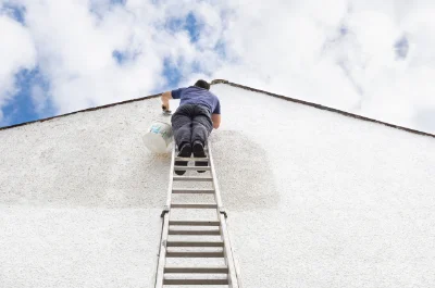 Peinture extérieure à Lustar — façades et ravalement